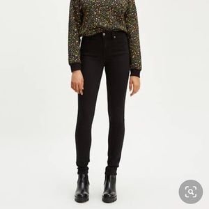 NWT - Levi’s 721 Black Skinny Jeans!
